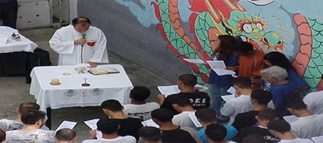 11 Início da Missa realizada em um dos quatro pavilhões do CDP Responsável pela Paróquia da Vila Paiva, zona norte de São José dos Campos, o Pe.