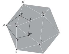 PROVA DE FÍSICA (2017-2) 11) A figura a seguir ilustra um icosaedro regular cuja superfície total vale 320 3 cm 2.