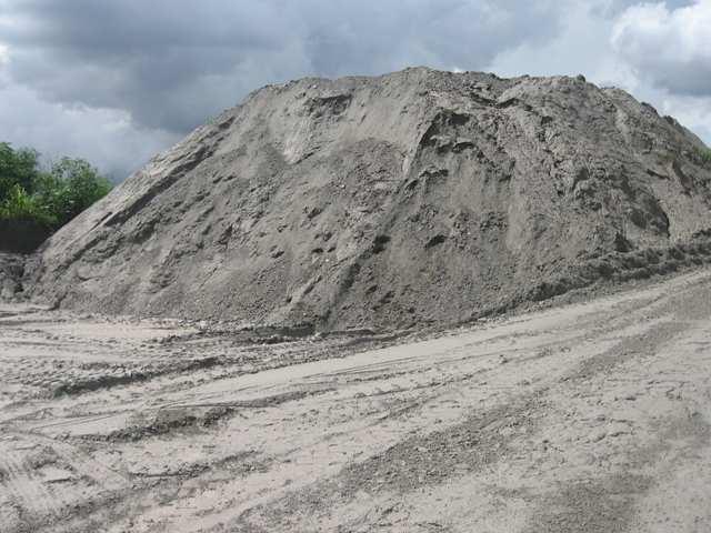 Resíduos Finos As amostras de resíduos finos da pedreira Araguaia foram coletadas em vários pontos das pilhas de resíduos.