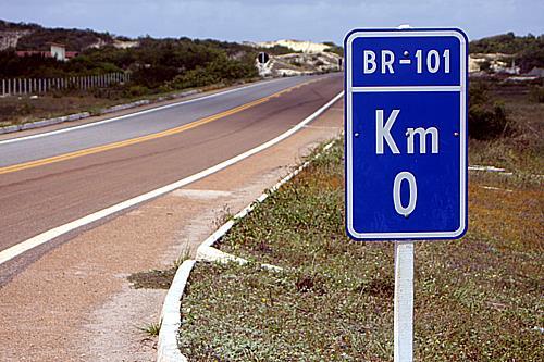 2. RODOVIA BR-101 A BR 101 é uma rodovia longitudinal brasileira, atravessando todo litoral catarinense.