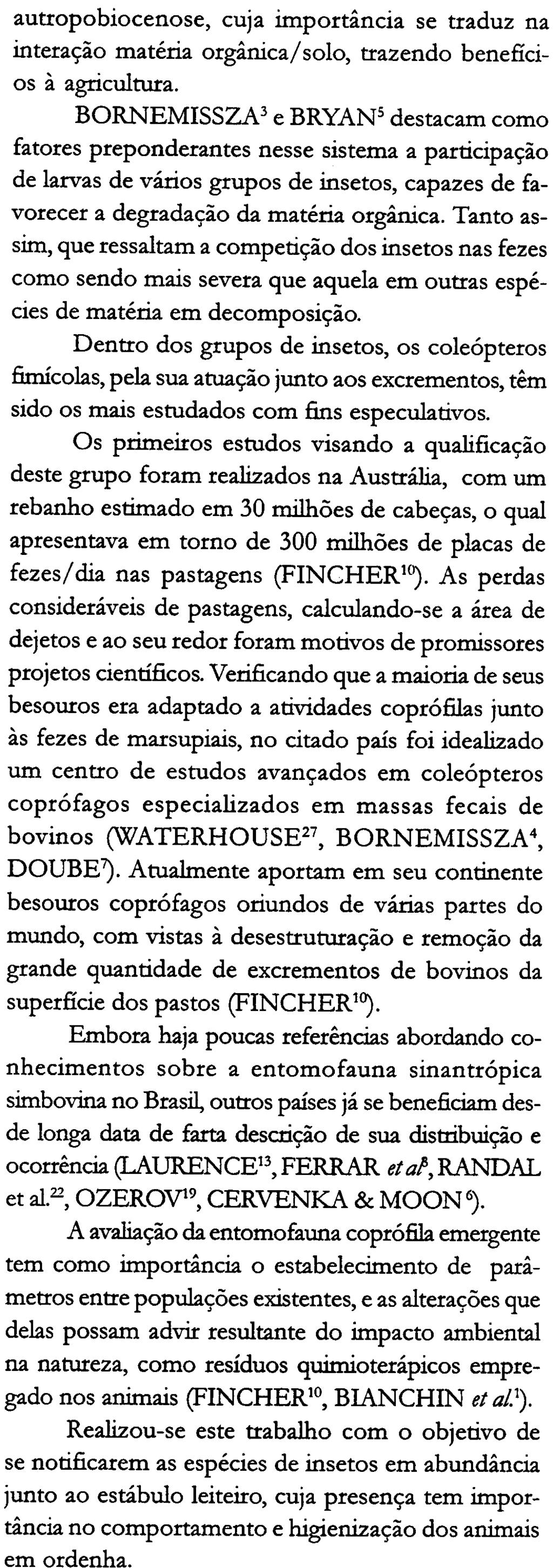 A biológica é aquela que ocorre quando o excremento é reciclado no solo por organismos; a segunda, se refere às modificações fisicas provocadas por certos agentes na massa fecal, tais como hídrico e