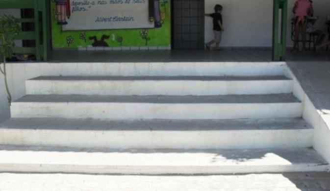 55 Na Escola Municipal Espedito Alves, observa-se a presença de apenas uma escada, vencendo um desnível de 1,31 m, a mesma está localizada junto á uma rampa e ambas dão acesso à circulação interna da