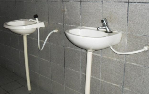 se observa que estes lavatórios se encontram fora dos padrões exigidos pela norma.