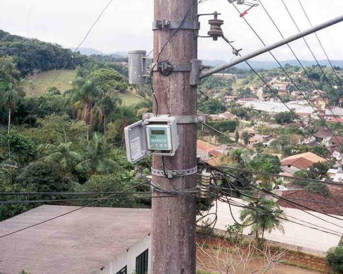 tensão com conector e garras tipo jacaré (isolação 600Vca) para ligar o equipamento ao sistema sob medição e cabo de comunicação para conexão ao PC completam o conjunto.