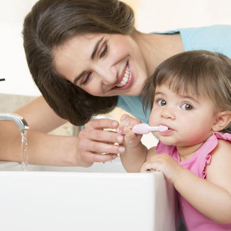 Os bebês são introduzidos a higiene oral em 4 etapas: BEGINNING 0+ 1 INÍCIO DOS CUIDADOS DA HIGIENE ORAL DO BEBÊ ANTES DA DENTIÇÃO Durante este tempo, as gengivas do bebê precisam ser limpas após