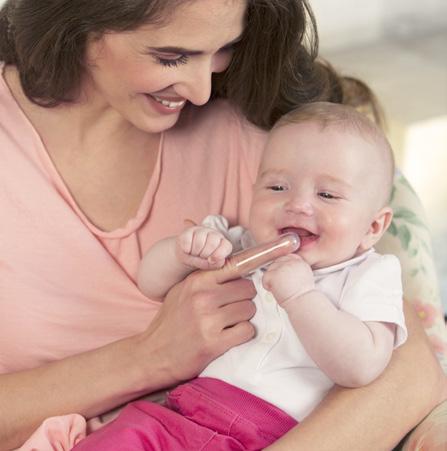 DEPOIS DE ESCOVAR Os primeiros dentes de leite aparecem em torno de seis meses. Os pais devem tentar fazer com que os bebês se acostumem com a escovação dos dentes em uma rotina divertida.