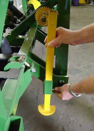 Preparação para o trabalho Colocação da plantadora em posição de transporte Através do braço superior (A) do terceiro ponto, fazer o nivelamento do equipamento. - Suspenda os descansos (A).