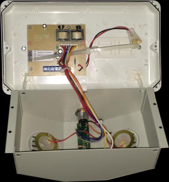 A tampa da caixa metálica fica presa à base através de cintas plásticas, impedindo a separação dela com a base.