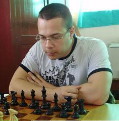 Clube Carazinhense de Xadrez Página 3 Foto: Eduardo Munoa da Silva (3) Gattass,Allan (2151) Tiago Da Cruz,Eider (1867) [B98] nho RS (1.3), 17.10.2008 1.e4 c5 2. f3 d6 3.d4 cxd4 4. xd4 f6 5. c3 a6 6.