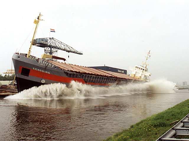 Lançamento à Água Aspectos Gerais Quando o lançamento se efectua em rios pouco largos pode ainda optar-se por lançar o navio à água lateralmente.