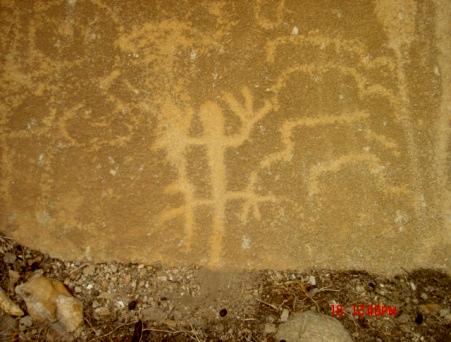 Fig. 13 Gravuras rupestres do sítio arqueológico. Poço do Letreiro Zoomorfo - Lagartiforme. Município de Itaú - RN Fig. 14 Gravuras rupestres do sítio arqueológico.