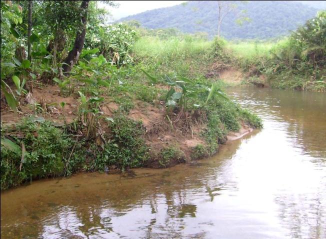 barreira natural que divide o curso fluvial em duas direções principais.