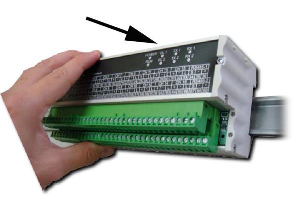 Para remoção da XM-210, basta aplicar a força contrária à fixação, ou seja, forçar a XM-210 para cima e puxar para fora. Figura 4 3.