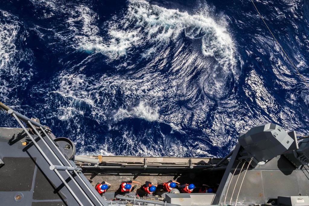 China adverte 2 navios de guerra americanos no mar da China Meridional 1 Marinheiros da Marinha dos EUA a bordo do Antietam, um cruzador de mísseis guiados no Mar das Filipinas, em março.