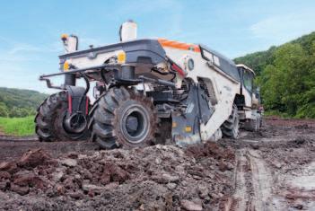 As condições do local exigem um grande número de máquinas em operação, incluindo máquinas de terraplanagem, escavadeiras, tratores e