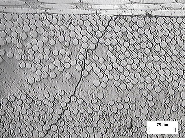 No que diz respeito à análise da microscopia óptica para o laminado CVD, também ocorreram fissuras transversais na matriz, fratura adesiva na interface fibra/matriz, fratura coesiva na fibra e na