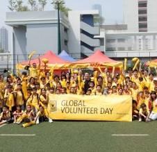do Dia Global do Voluntário (GVD) e do fundo Living Responsibility Os colaboradores fazem doações e fornecem assistência