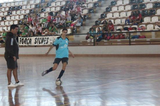 treinam e competem na equipa de Futsal Feminino do AE Sebastião da Gama, sob orientação do professor Carlos Chaby.
