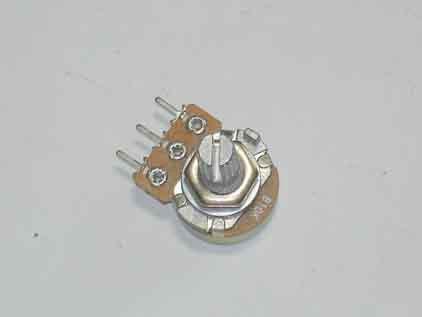 ( ) Foto 8 Lado chato do transistor Lado circular da serigrafia Foto 8 62- Pegue um potenciômetro de 10K e ligue conforme Foto 9, nos furos da serigrafia marcada R17. ( ).