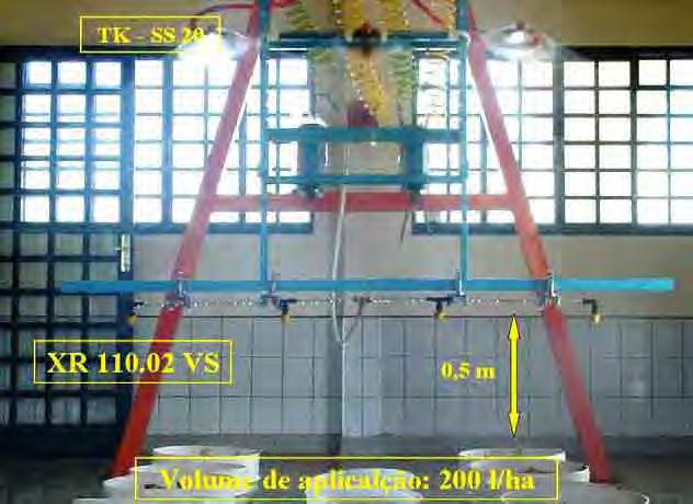 51 A barra de pulverização é constituída por quatro pontas de pulverização XR 11002 VS, espaçadas de 0,5 m entre elas e posicionadas a 0,5 m de altura em relação à superfície das unidades