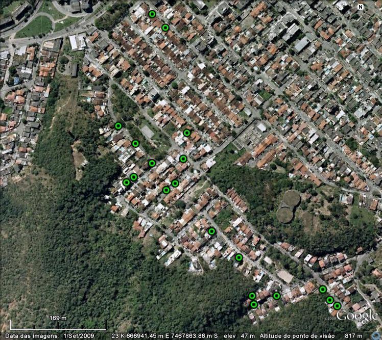 Vila Valqueire (Figura 4) é um bairro de classe social média com densidade populacional de 43,3 hab/ha, localizado na Zona Oeste da cidade do Rio de Janeiro, com ruas pavimentadas e arborizadas e