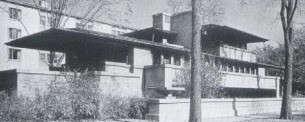 Como exemplo dessas influências na arquitetura de Artigas está a Casa Rio Branco Paranhos, 1943 (Figura 01) que é comparada diretamente coma Casa Robie, 1909 (Figura 02) (WEBER, 2005).