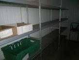 estantes industriais, 2 estantes com 3 elementos em alumínio, 2 móveis de plástico com