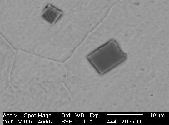 A Figura 2a mostra uma microscopia eletrônica dos carbonitretos de titânio e a Figura 2b mostra seu respectivo EDX. Figura 2. Carbonitreto de titânio em imagem de elétrons retro espalhados.