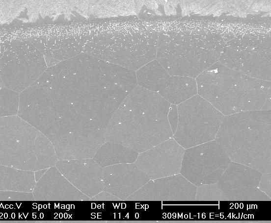 medem entre 0,5 e 0,7 µm de espessura. Esse comportamento foi verificado em todas os níveis de energia de soldagem empregados para os dois eletrodos.