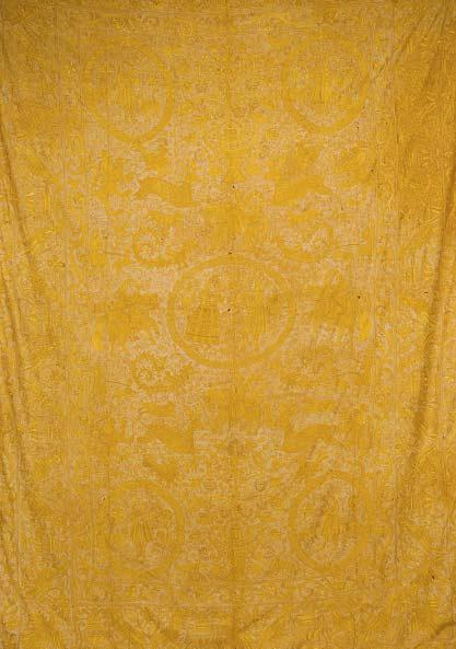 196 COLCHA OU PANO DE ARMAR CINCO SENTIDOS, linho ou algodão bordado a fio de seda amarela, Pano com padrão de painel central com dupla cercadura.