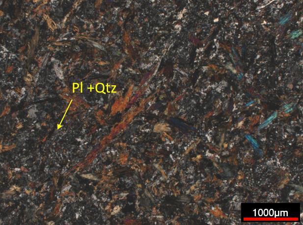 FSF005 361,17m: rocha fanerítica fina mostrando tremolita quartzo - xisto sob nicóis