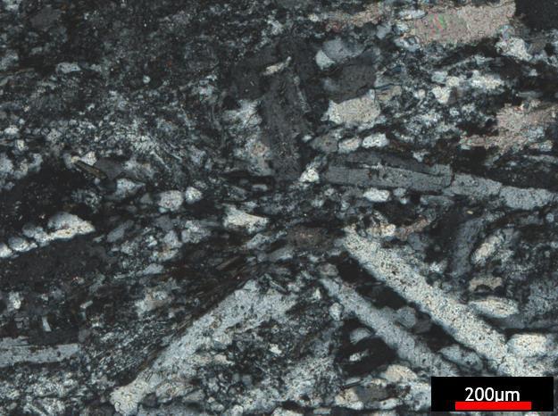 28 Figura 14 Fotomicrografia de rocha metavulcânica intermediária do alvo São Francisco obtida com luz transmitida sob nicóis cruzados. FSF005 262m.