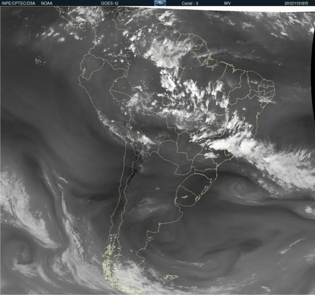 a) b) Figura 2. Imagem do Satélite GOES-12 dos canais vapor d água (a) e visível (b) das 18:15Z do dia 13 de Novembro de 2012.