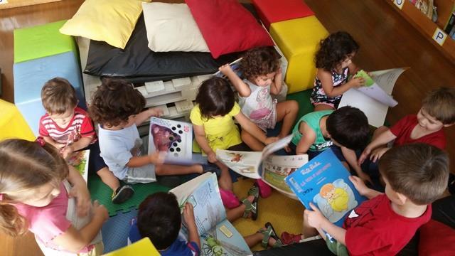 O objetivo do projeto de leitura com a biblioteca no maternal A é proporcionar o contato das crianças com diversos livros adequados para a faixa etária delas, exercitar a leitura visual de imagens,