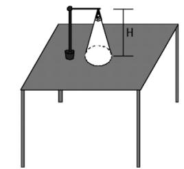 Um abajur em formato de cone equilátero está sobre uma escrivaninha, de modo que, quando aceso, projeta sobre esta um círculo de luz (veja figura abaixo).
