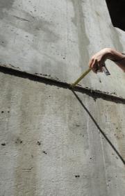 Projetar escoramentos nos vãos de portas e janelas, considerando flechas máximas, evitando