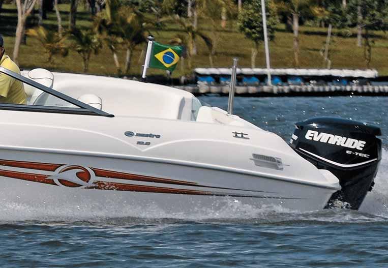 CASCO BEM EQUILIBRADO O casco largo, com 2,28 m de boca, garante boa estabilidade.