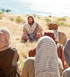 4º DOMINGO DO TEMPO COMUM ANO A 29 de Janeiro de 2017 Evangelho de Nosso Senhor Jesus Cristo segundo São Mateus (Mt 5,1-12) Naquele tempo, ao ver as multidões, Jesus subiu ao monte e sentou-se.