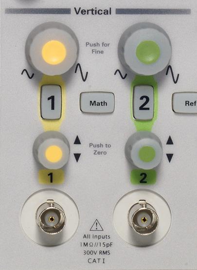 4.3 - Ajuste da escala vertical. Gire o botão V/div do canal 1 (botão maior amarelo na seção vertical) no sentido horário até a leitura no canto inferior esquerdo do visor apresentar 200mV/.