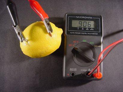Construindo um gerador O prego e a moeda são os eletrodos do seu gerador e o suco do limão é o eletrólito: Os