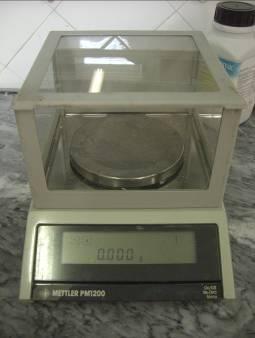 27 Balança com resolução de 0,001 g Realizaram-se pesagens aproximadamente com a periodicidade indicada pela RILEM (1980) para pedras muito absorventes (1, 3, 5, 10, 15 e 30 minutos, 1, 8 e 24 horas)