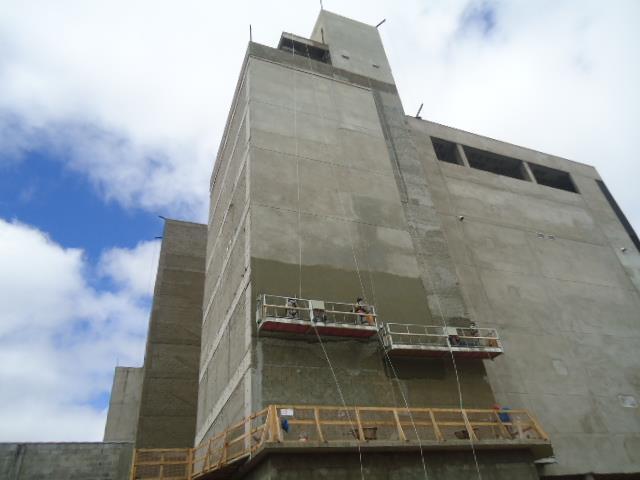 5.2.5 Revestimento Cerâmico Este sistema de revestimento está sendo executado na fachada do prédio, em pastilhas cerâmicas coladas, formando uma espécie de azulejo.