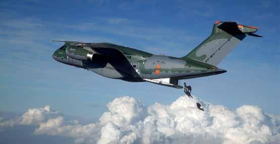 embraer O cargueiro militar KC-390 é o maior avião já construído pela Embraer Na área militar, o portfólio delas também é complementar, e o projeto do cargueiro brasileiro KC-390 é particularmente