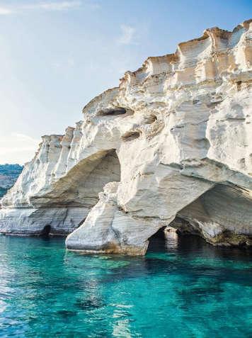 Dia 4: Milos Disfrute do seu dia na encantadora ilha de Milos com mais de 75 pequenas praias com aguas turquesas e cristalinas, rochedo multicolores e costas esbranquicadas.