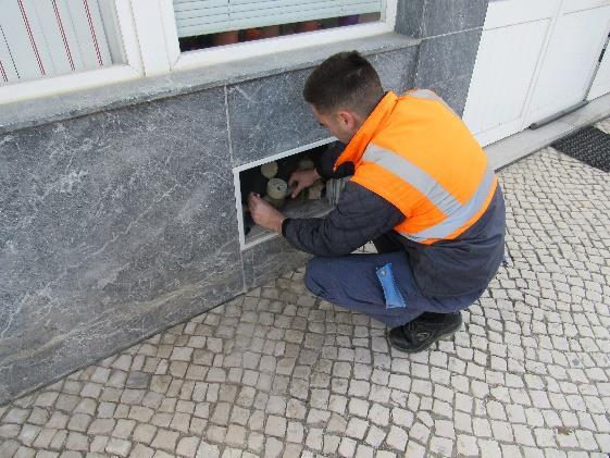 cobertura dos serviços de água e de saneamento de aproximadamente 100% e 90%