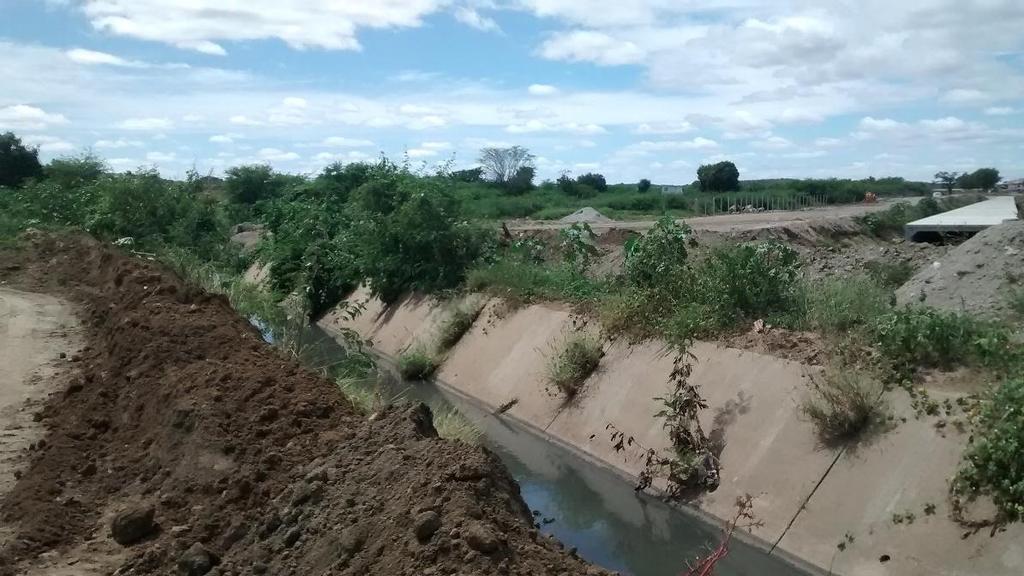 Grande parte da rede de drenagem dos esgotos residenciais de Monteiro São Ligados por meio de canais em forma de V, sendo parte em galeria, e o restante abertos em via pública oferecendo riscos à