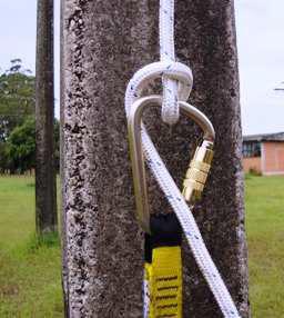 Tipo: Manual e Procedimentos de Página 141 de 141 Figura 15 Ajuste do nó de freio g) Fazer 2 (dois) laços de travamento. A sobra de corda ao lado do poste permanecerá na bolsa de transporte.