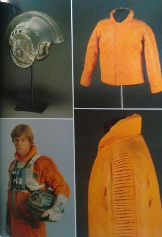 Alinger (2014) afirma que o traje de Skywalker é semelhante aos outros integrantes do grupo, entretanto na manga da jaqueta há insígnias no ombro. O uniforme ainda conta com um capuz.
