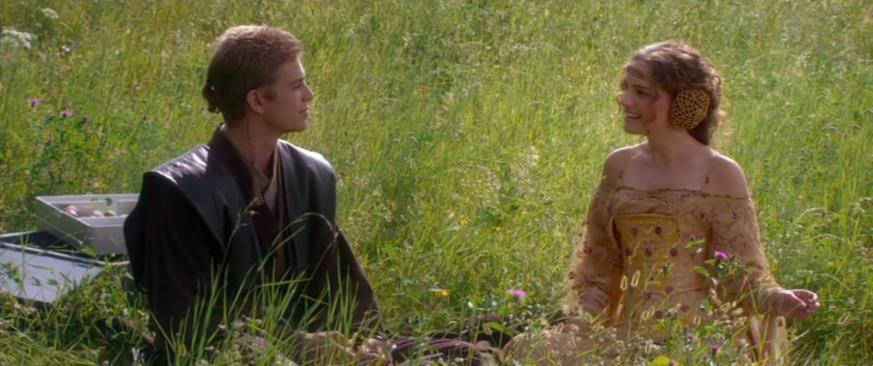 80 Figura 54 Padmé e Anakin conversando em Terra Lacustre Fonte: Episódio II Ataque dos Clones (2002). Ao chegar a Naboo, Padmé reúne-se com os líderes políticos de lá.