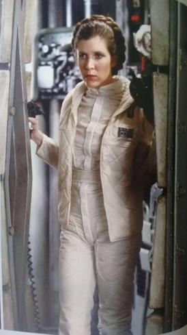 88 No Episódio V, Leia continua na liderança das ações da Aliança Rebelde. No início do filme, ela é mostrada com um traje comum aos membros, com algumas sutis alterações.